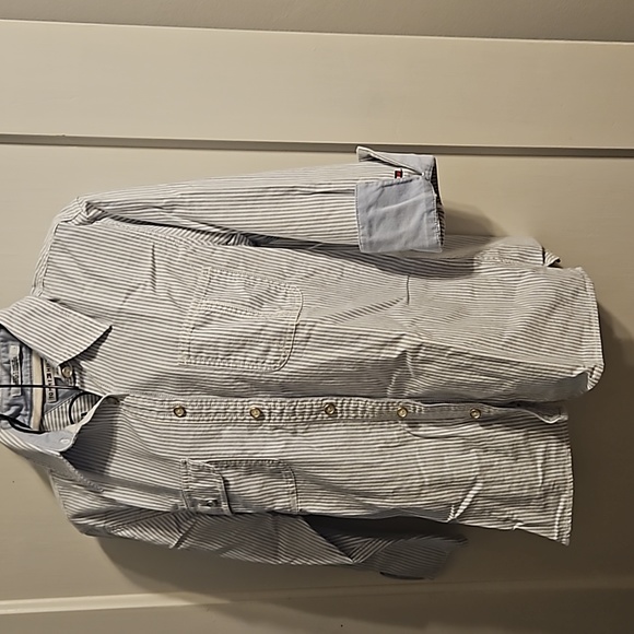 Classic Tommy Hilfiger shirt. Size 8 - Picture 4 of 6